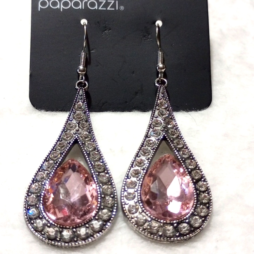 💐Teardrop Earrings with Pink Gem in the Center💐